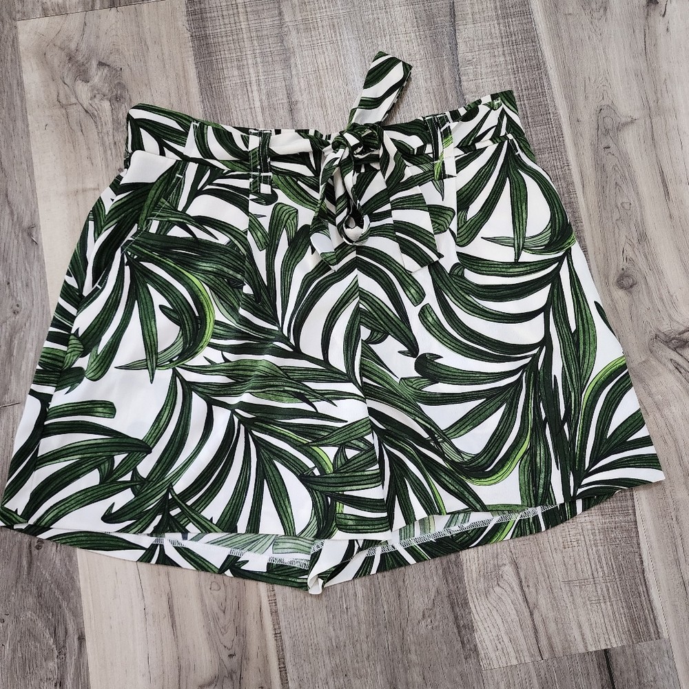 Tropical Leaf Print Tie-Waist Shorts - Green & White